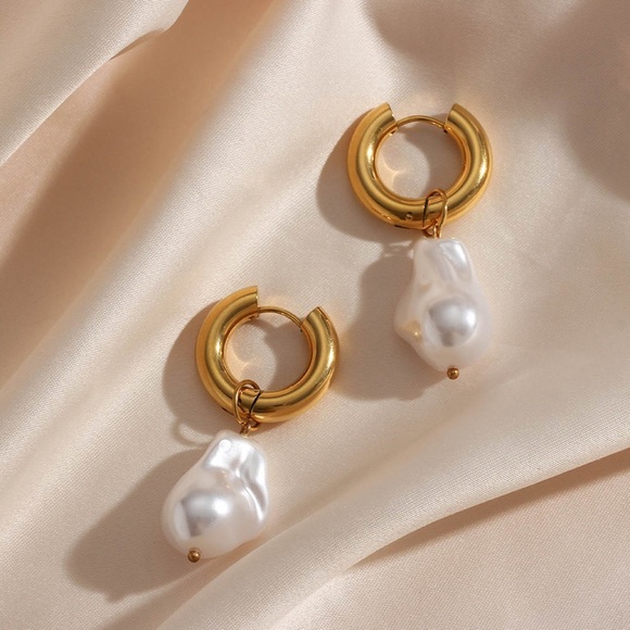 New: Bold Glass Pearl Statement Earrings - Picture 5 of 8